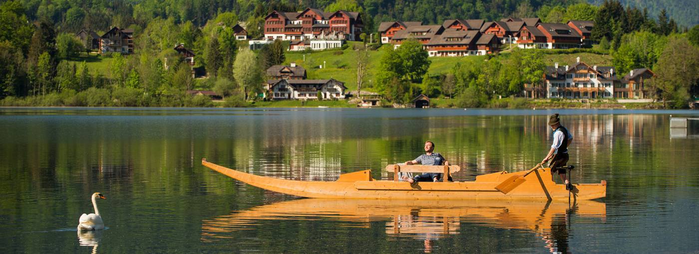 Bootfahrt auf dem Grundlsee im Salzkammergut