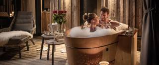 Paar im Badezuber Wellness Mondi Resort Grundlsee